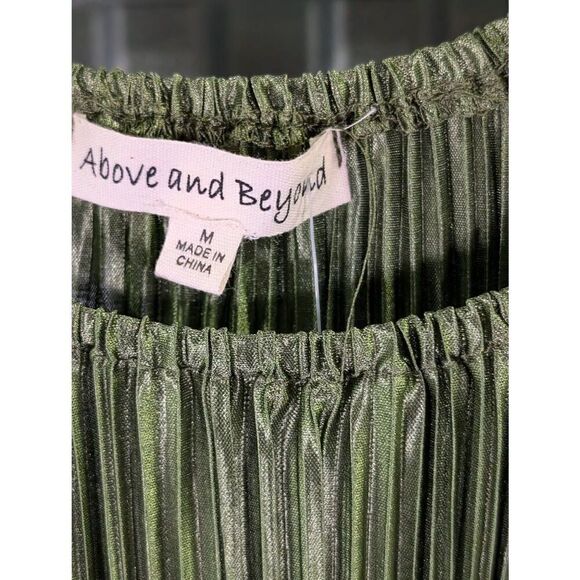NWT Above & Beyond Pleated Short Sleeves Military Green Women's Medium - Picture 3 of 6